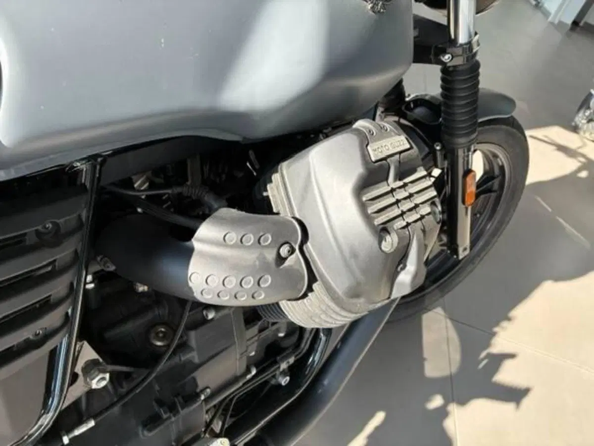 Moto Guzzi V7 III Stone (2017 - 20) (6)