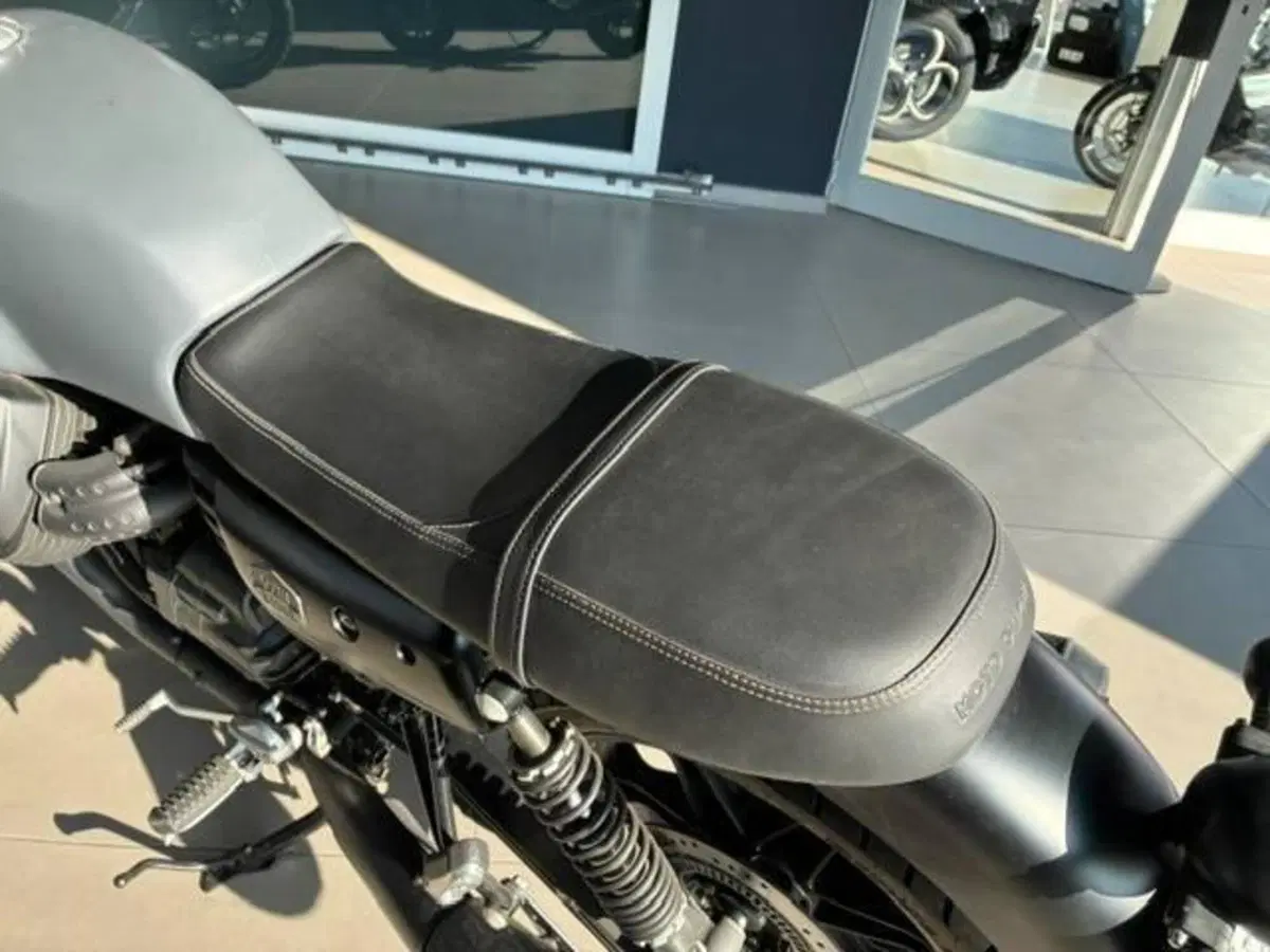 Moto Guzzi V7 III Stone (2017 - 20) (7)