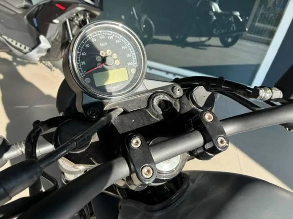 Moto Guzzi V7 III Stone (2017 - 20) (8)