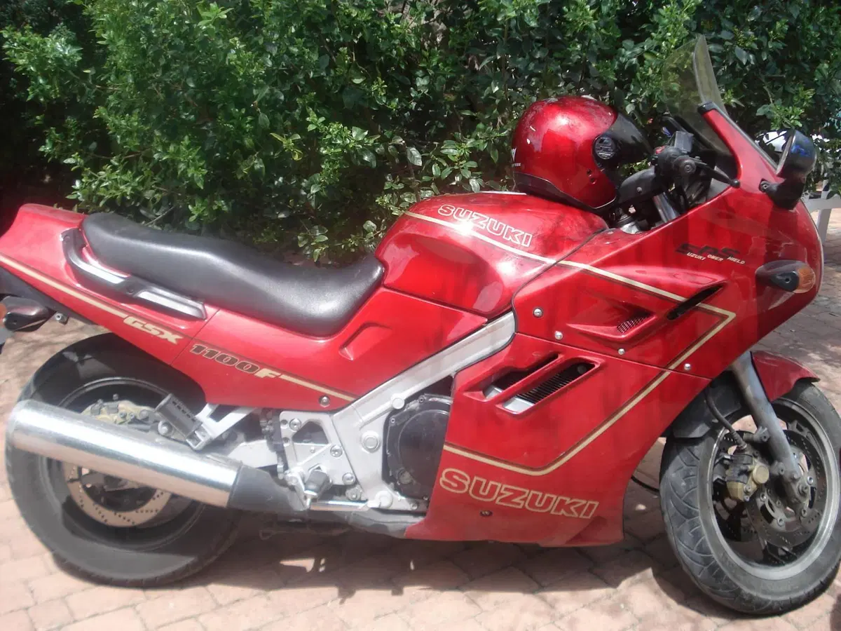 Suzuki GSX 1100 F (4)