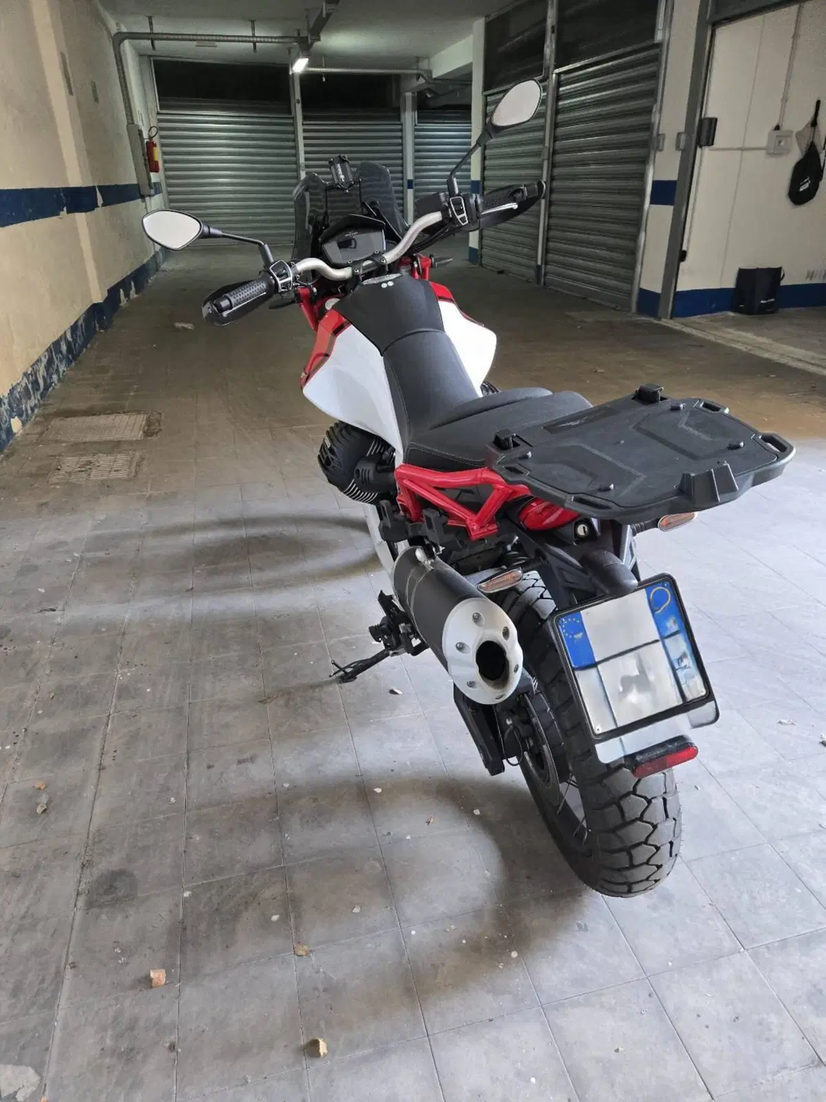 Moto Guzzi V85 TT Evocative Graphics (2021 - 23) (2)