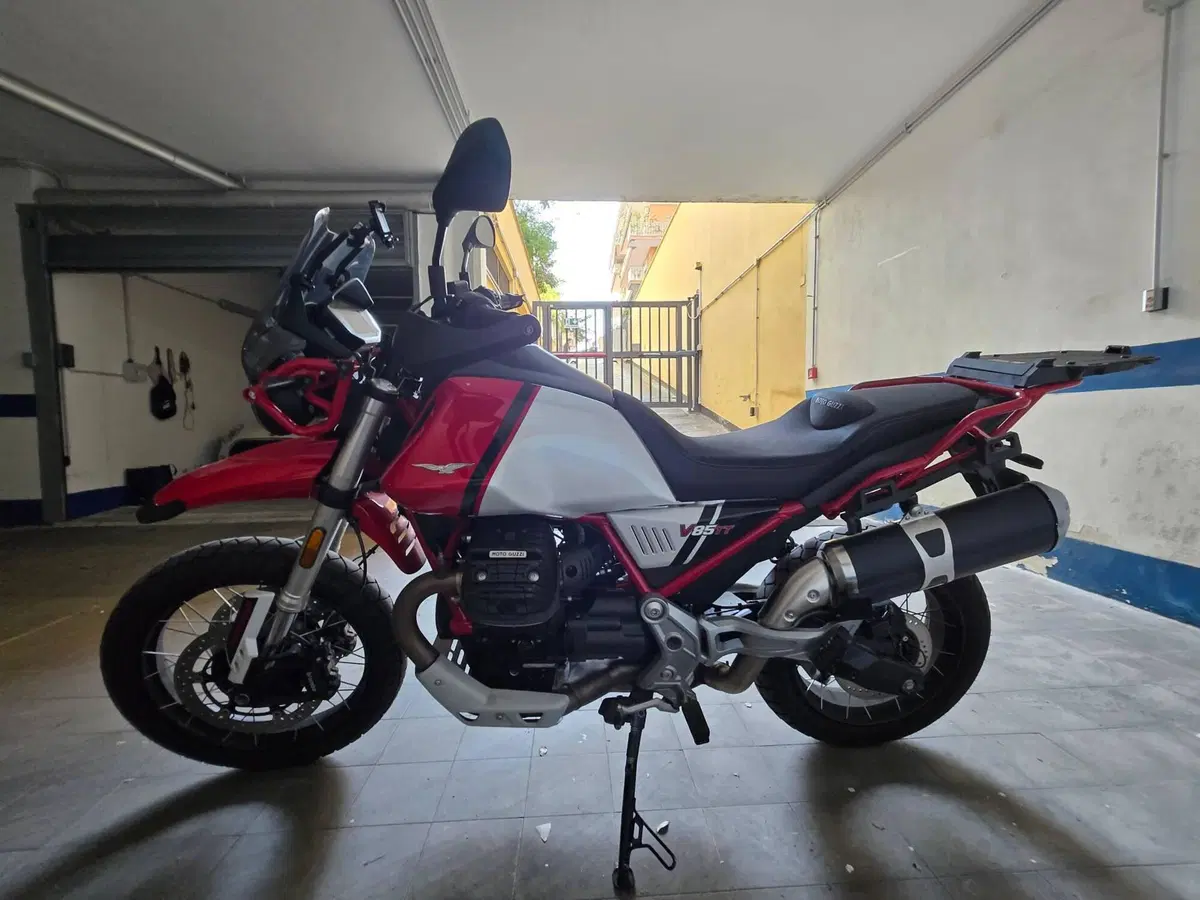 Moto Guzzi V85 TT Evocative Graphics (2021 - 23) (3)