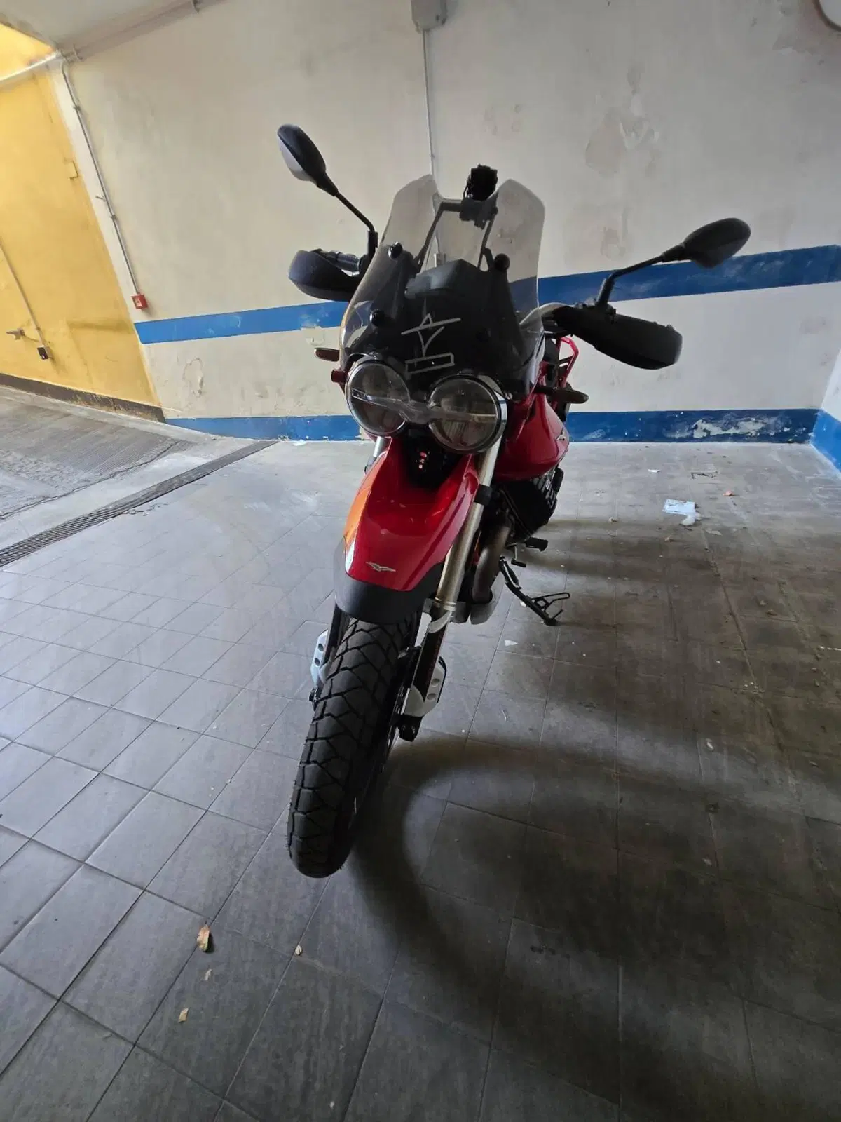 Moto Guzzi V85 TT Evocative Graphics (2021 - 23) (4)