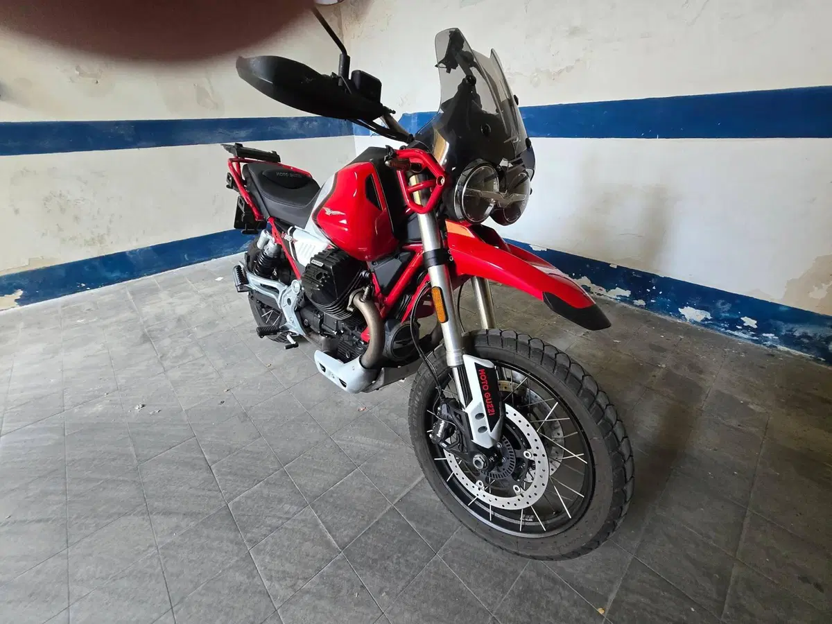 Moto Guzzi V85 TT Evocative Graphics (2021 - 23) (5)