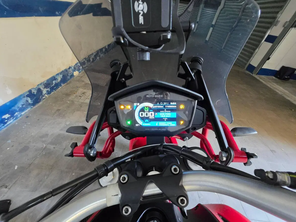 Moto Guzzi V85 TT Evocative Graphics (2021 - 23) (6)