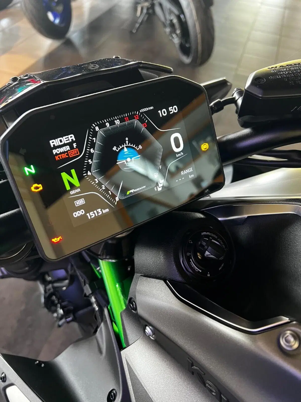 Kawasaki Z 900 (2025 - 26) (4)