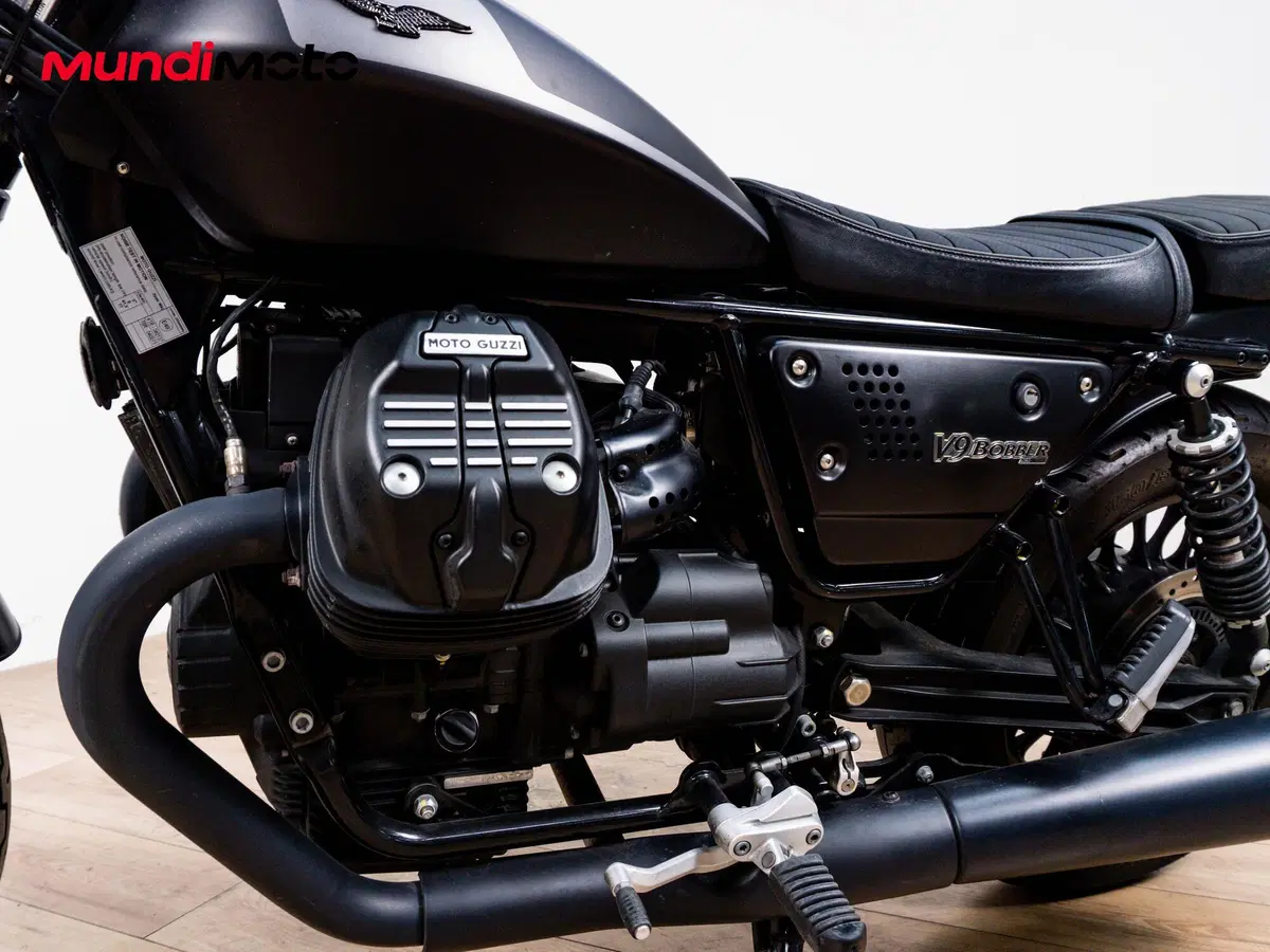 Moto Guzzi V9 Bobber (2016 - 18) (9)