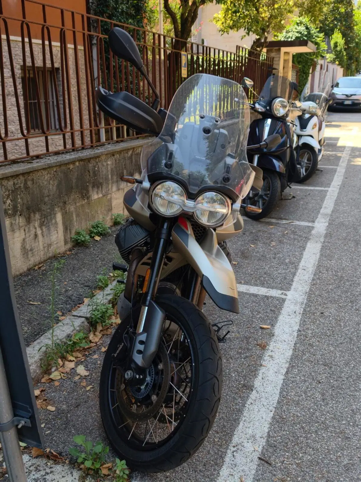 Moto Guzzi V85 TT Travel (2024 - 26) (2)