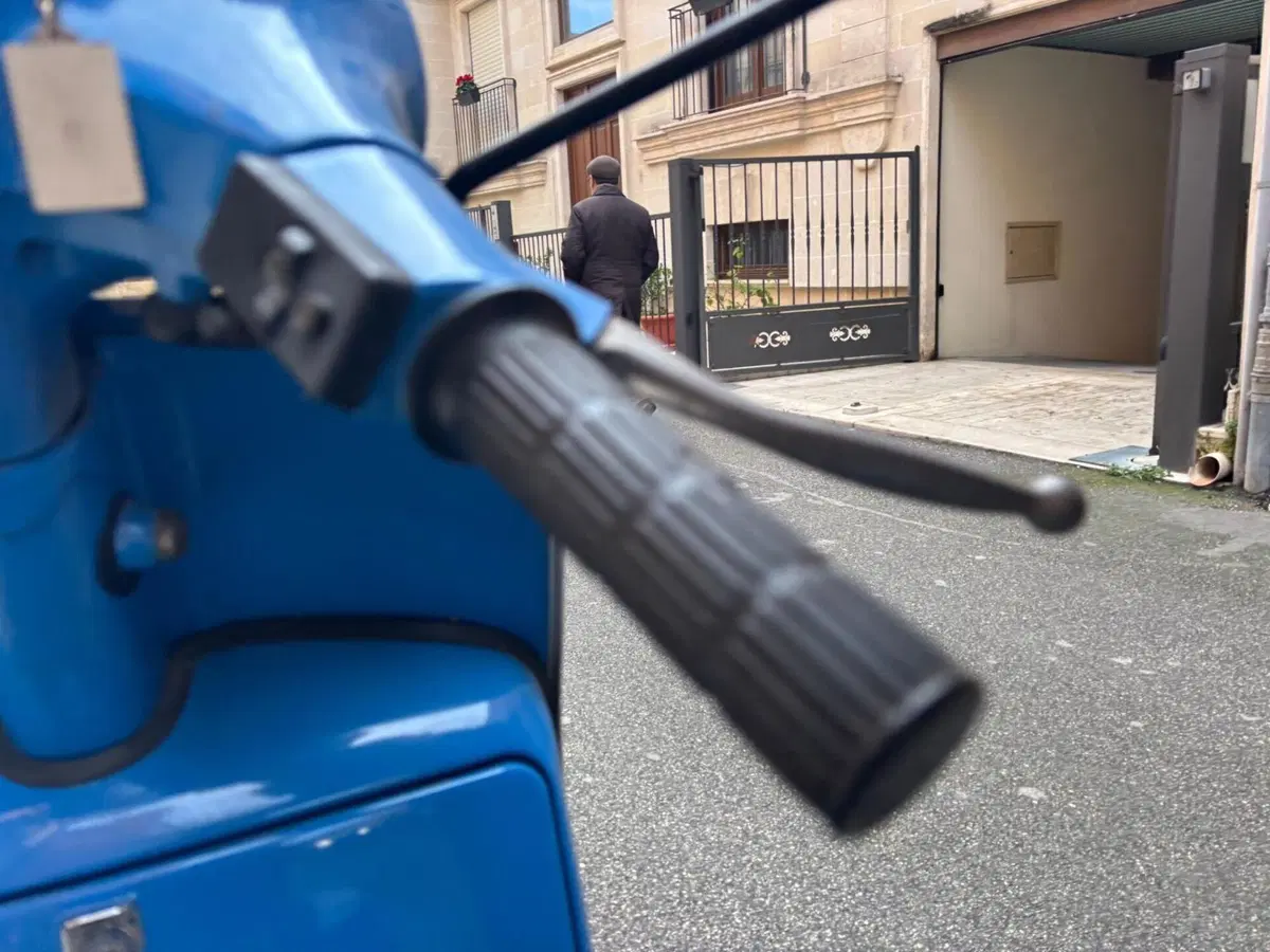 Piaggio Vespa 150PX (2)