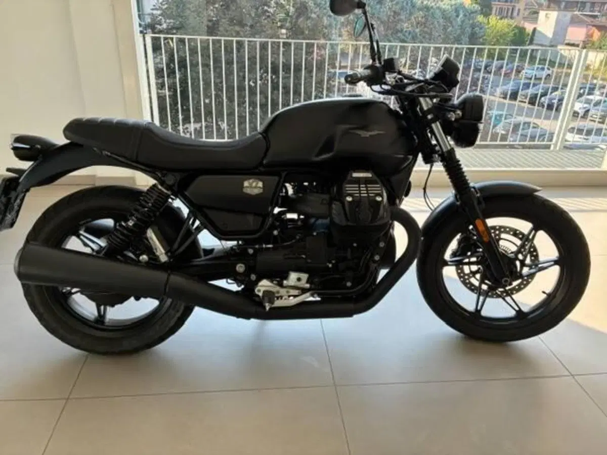 Moto Guzzi V7 Stone (2021 - 24) (2)