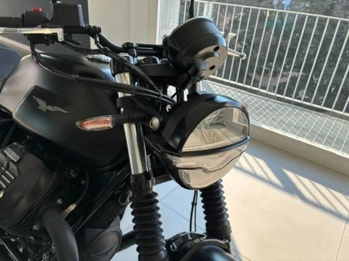 Moto Guzzi V7 Stone (2021 - 24) (3)