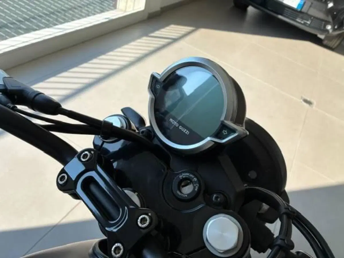 Moto Guzzi V7 Stone (2021 - 24) (4)