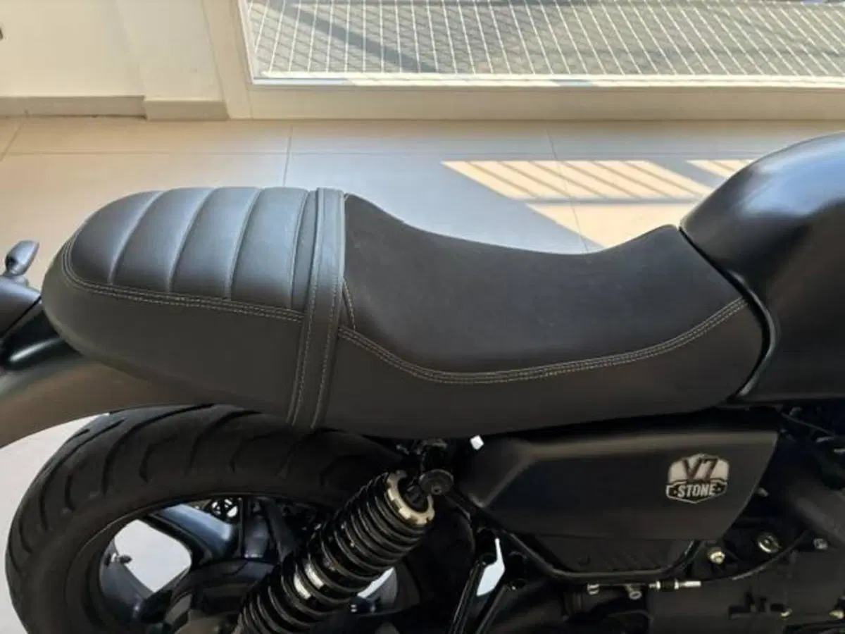 Moto Guzzi V7 Stone (2021 - 24) (5)