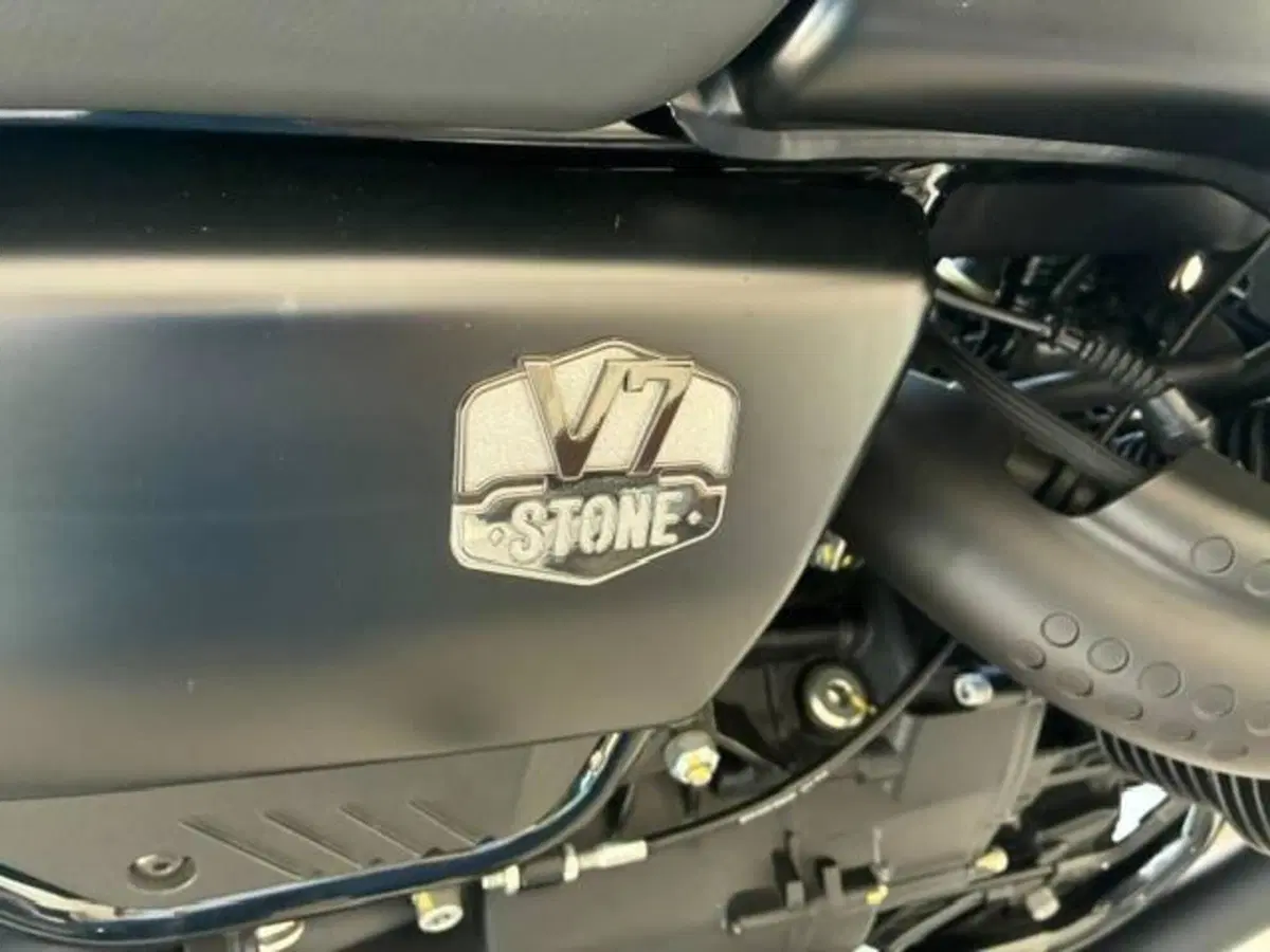Moto Guzzi V7 Stone (2021 - 24) (6)
