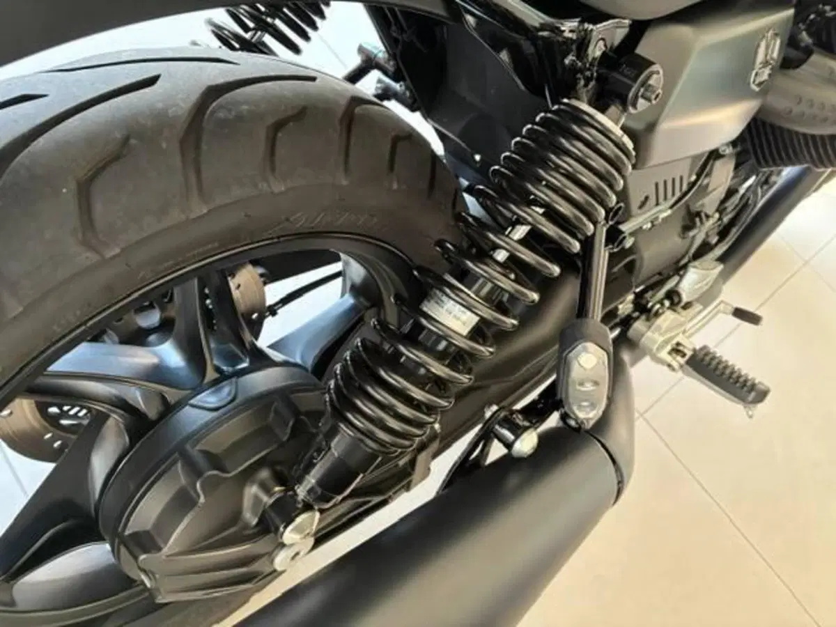 Moto Guzzi V7 Stone (2021 - 24) (7)
