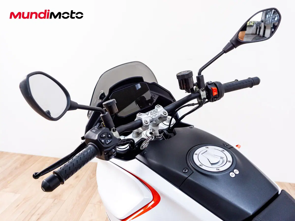 Moto Guzzi V100 Mandello (2022 - 24) (11)
