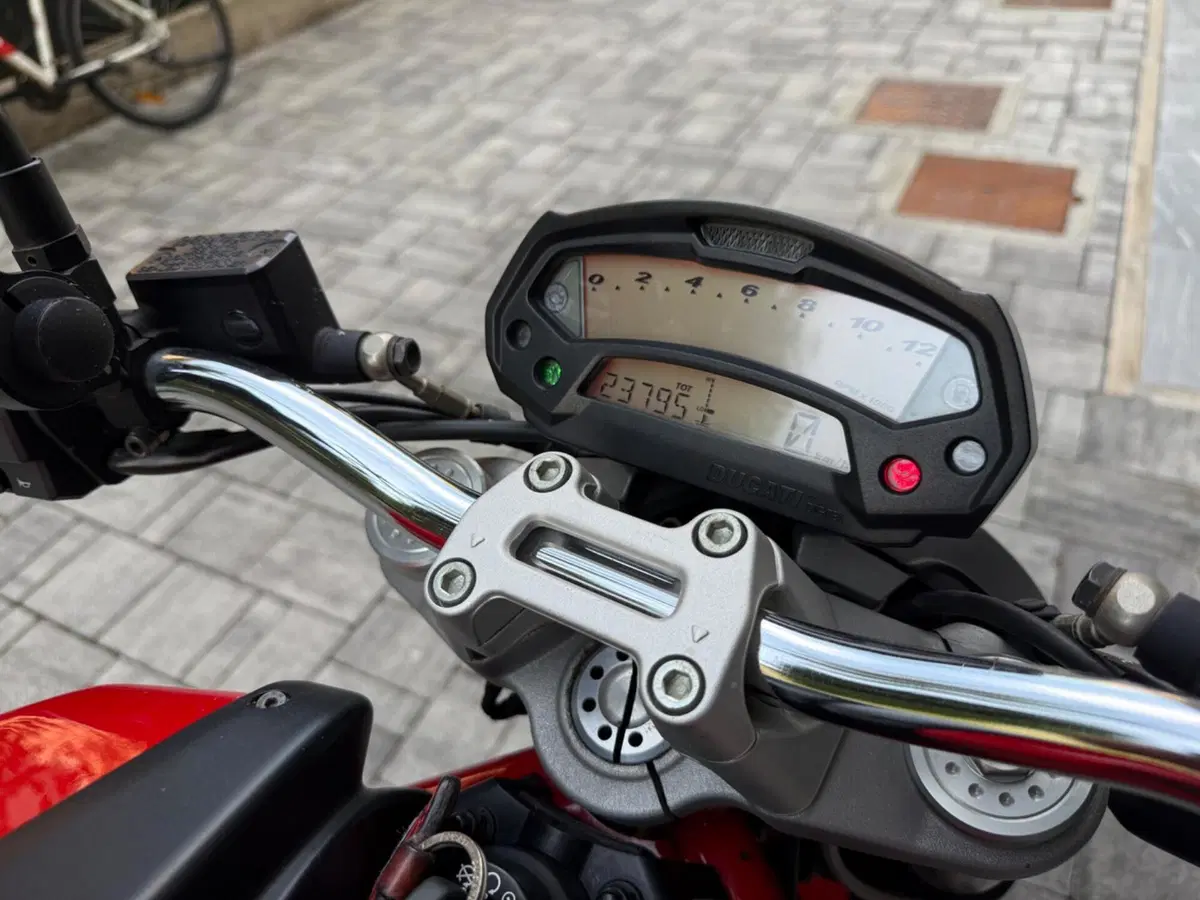 Ducati Monster 696 (2008 - 13) (3)