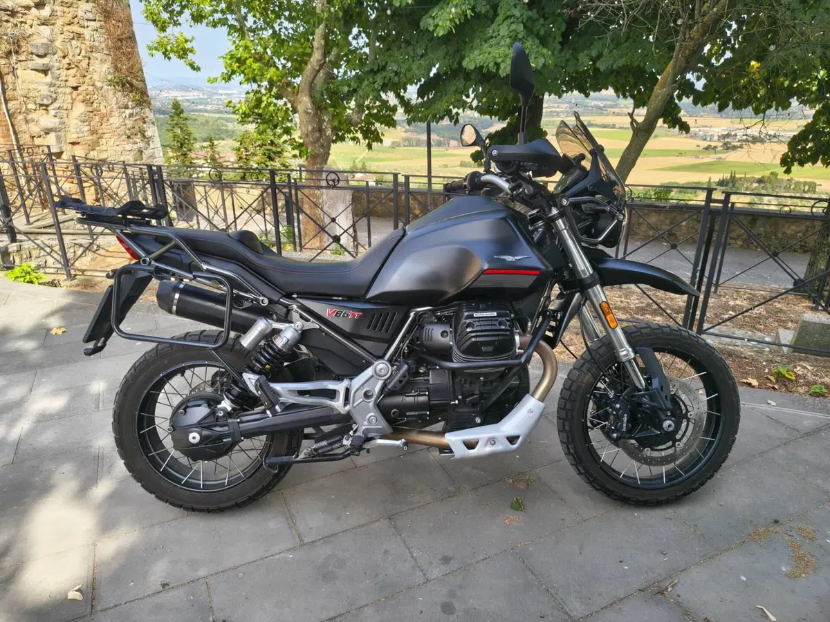 Moto Guzzi V85 TT (2021 - 23) (2)