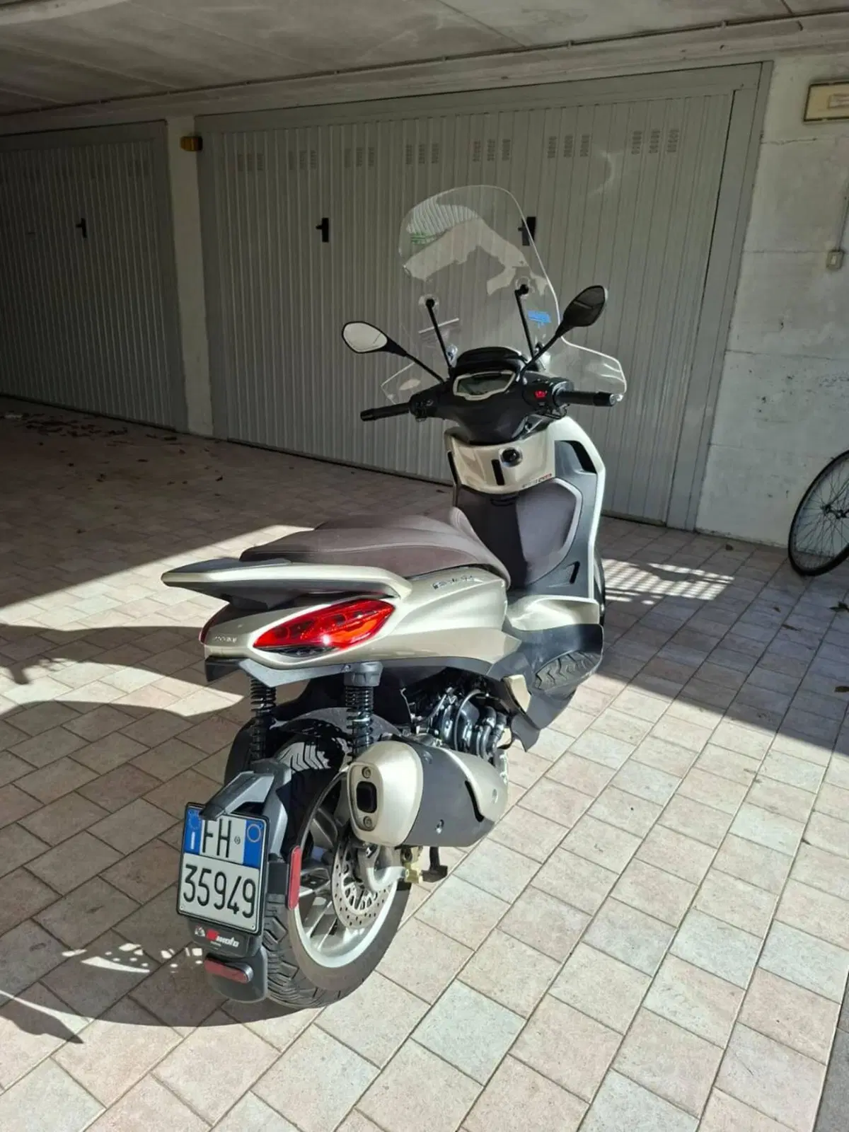 Piaggio Beverly 300 ABS-ASR (2021 - 25) (2)