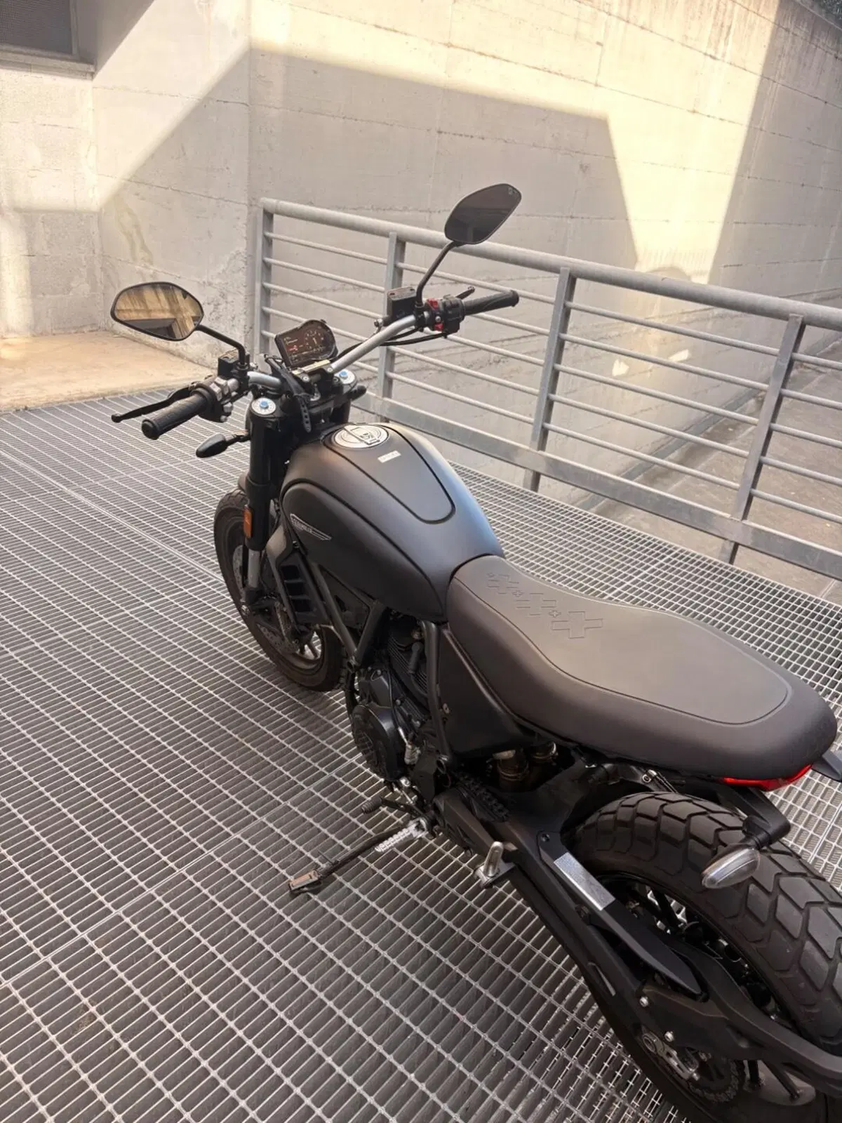 Ducati Scrambler 800 Icon Dark (2025 - 26) (2)