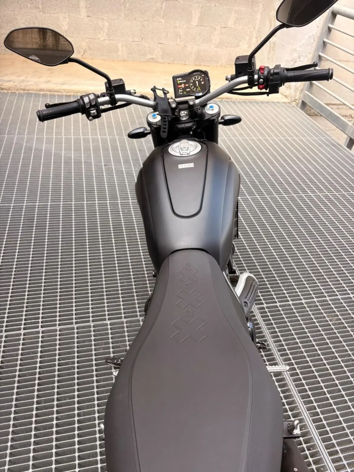 Ducati Scrambler 800 Icon Dark (2025 - 26) (3)