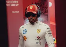 F1. Se lo avessi saputo non lo avrei fatto: la rabbia di Hamilton sul caos box Ferrari. Ma poi promette la svolta