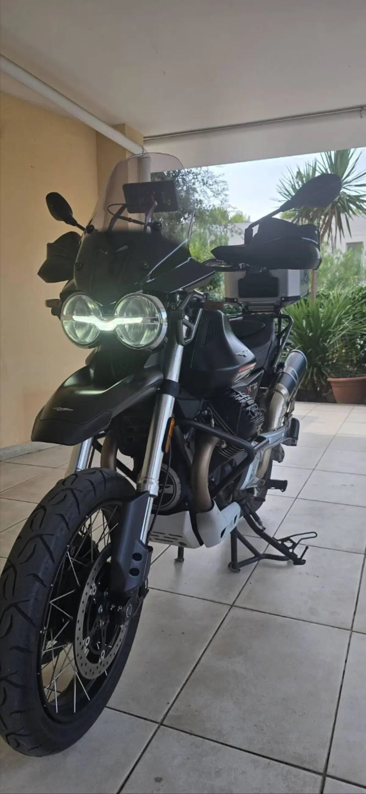 Moto Guzzi V85 TT (2021 - 23) (2)