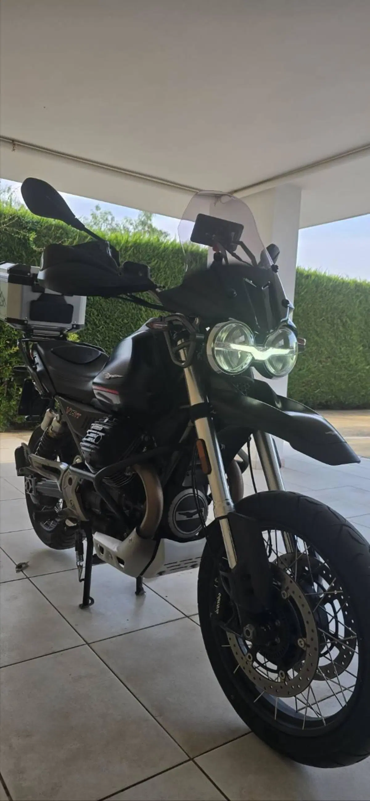 Moto Guzzi V85 TT (2021 - 23) (3)