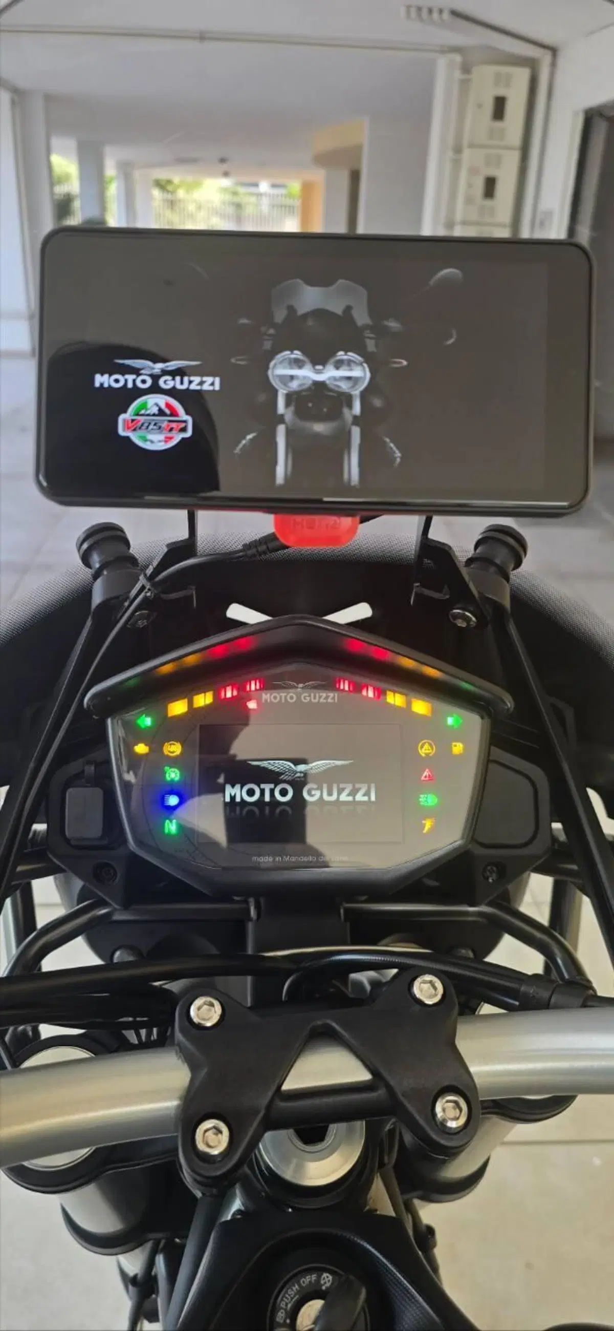 Moto Guzzi V85 TT (2021 - 23) (7)