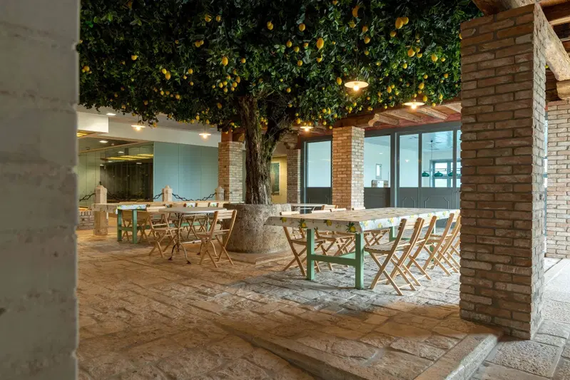 Si pu&ograve; gustare la pizza "all'ombra" di una limonaia