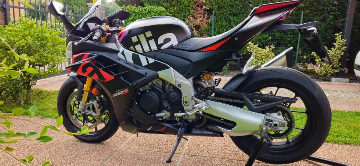 Aprilia RSV4 1100 Factory (2021 - 24) (2)