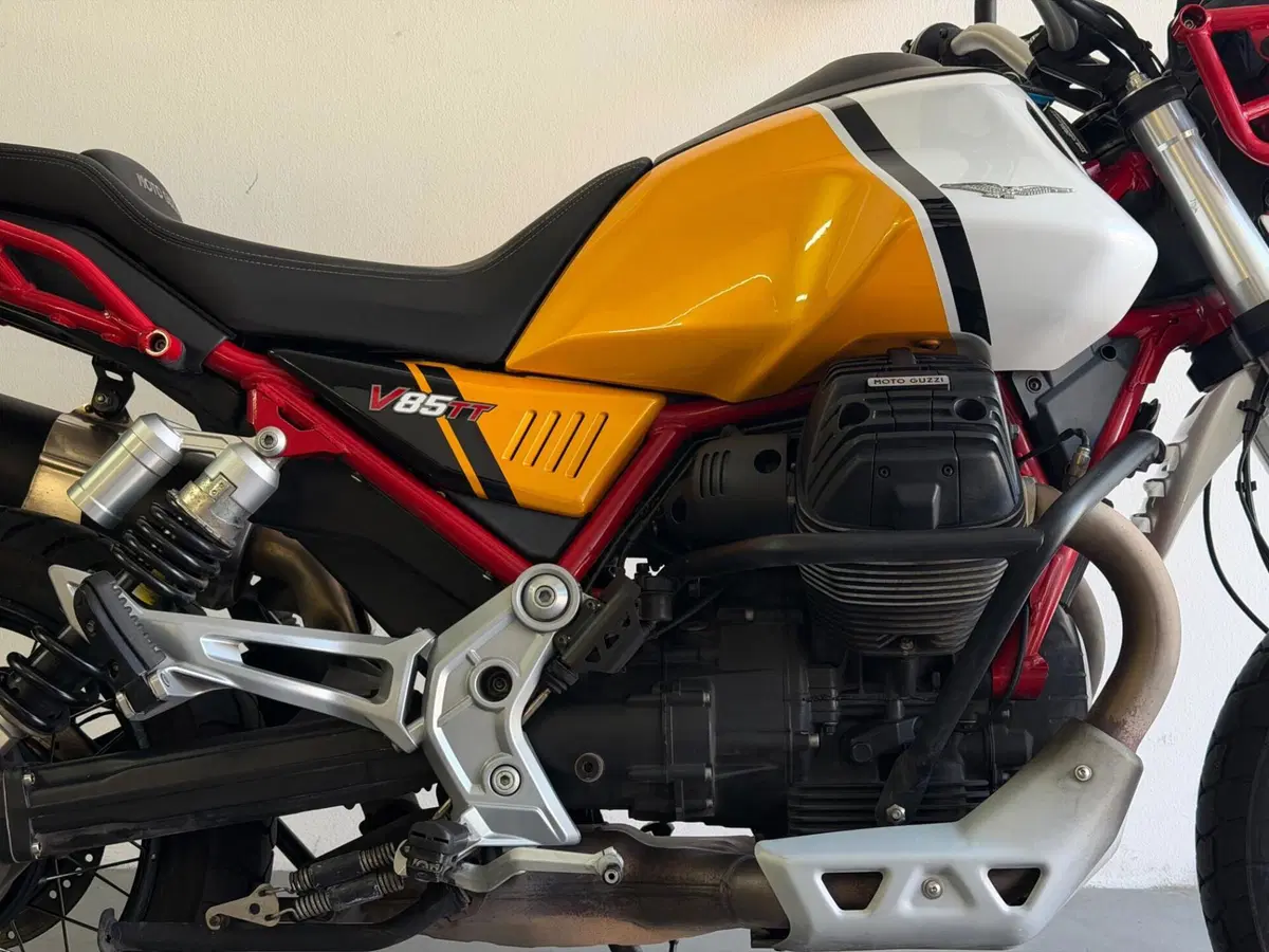 Moto Guzzi V85 TT Evocative Graphics (2021 - 23) (2)