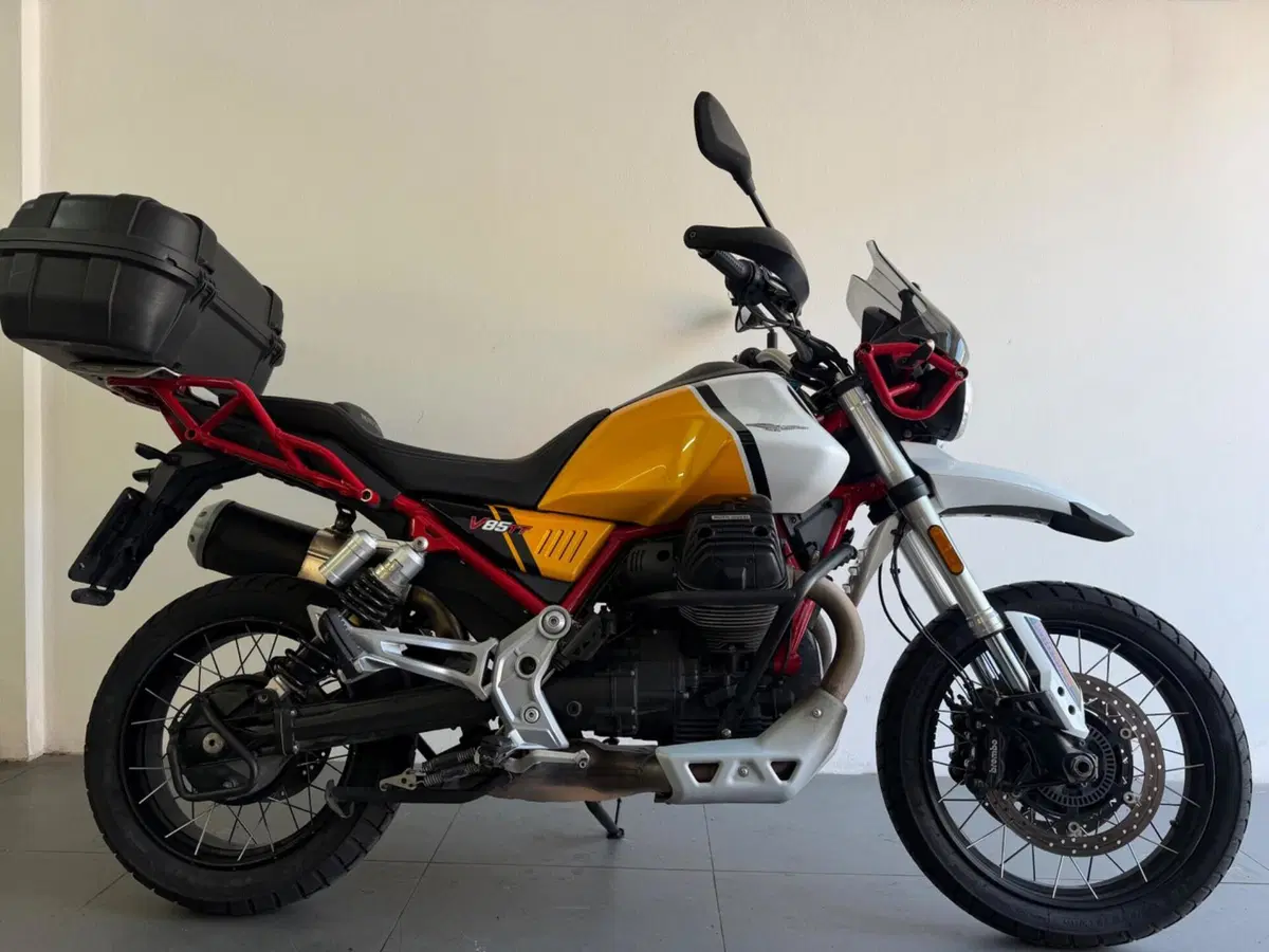 Moto Guzzi V85 TT Evocative Graphics (2021 - 23)