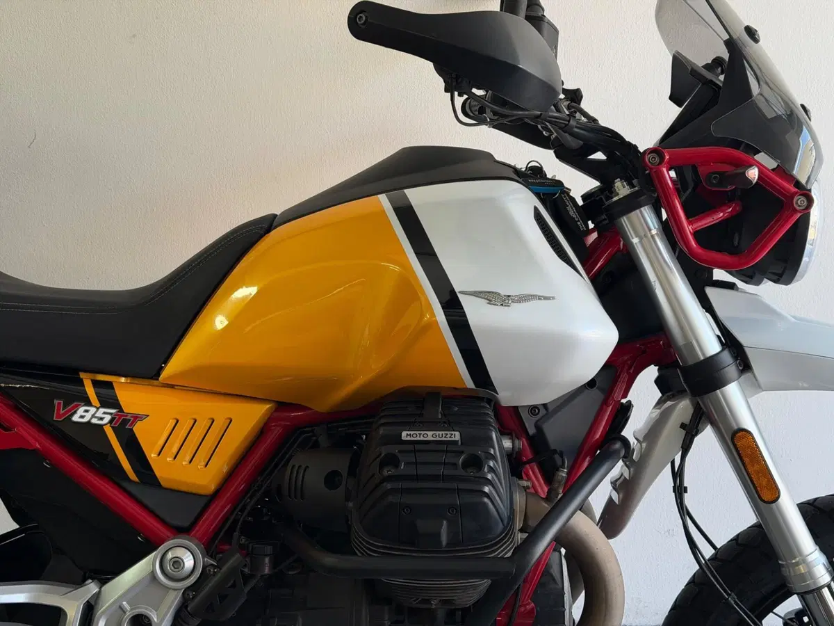 Moto Guzzi V85 TT Evocative Graphics (2021 - 23) (4)