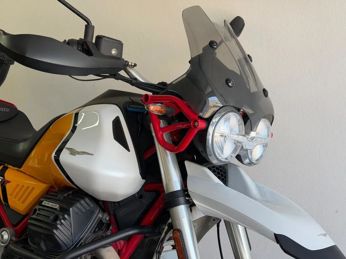 Moto Guzzi V85 TT Evocative Graphics (2021 - 23) (5)