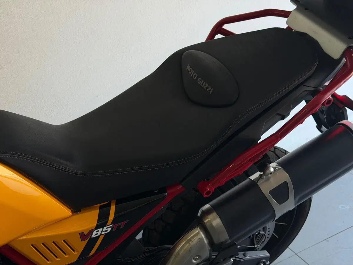 Moto Guzzi V85 TT Evocative Graphics (2021 - 23) (6)