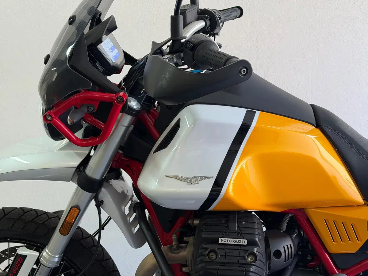 Moto Guzzi V85 TT Evocative Graphics (2021 - 23) (7)