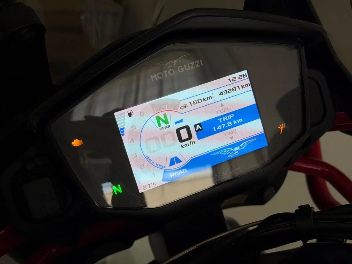 Moto Guzzi V85 TT Evocative Graphics (2021 - 23) (8)