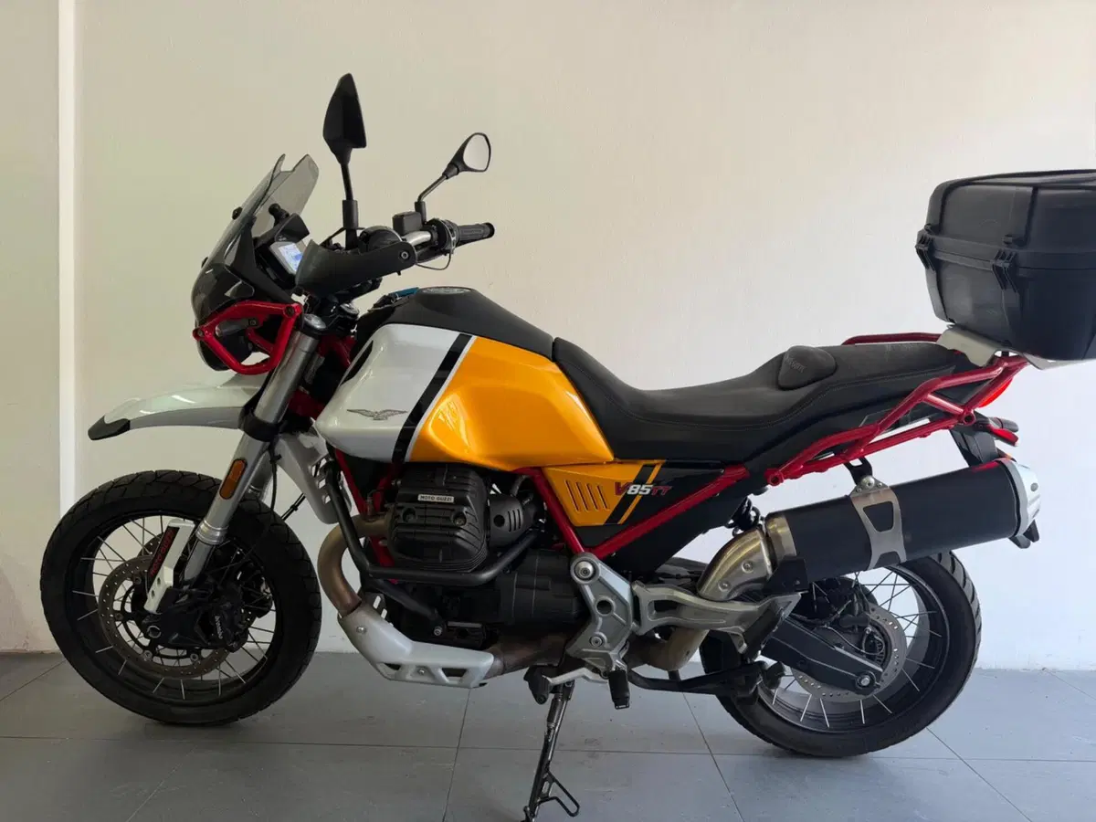 Moto Guzzi V85 TT Evocative Graphics (2021 - 23) (3)