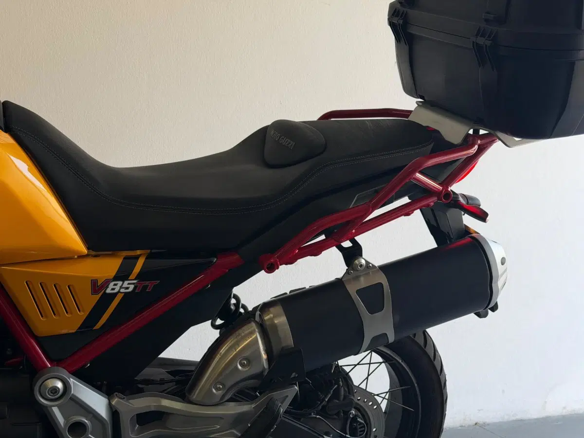 Moto Guzzi V85 TT Evocative Graphics (2021 - 23) (9)