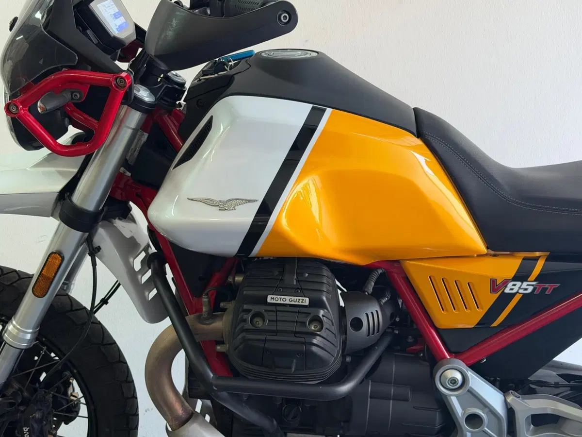 Moto Guzzi V85 TT Evocative Graphics (2021 - 23) (10)