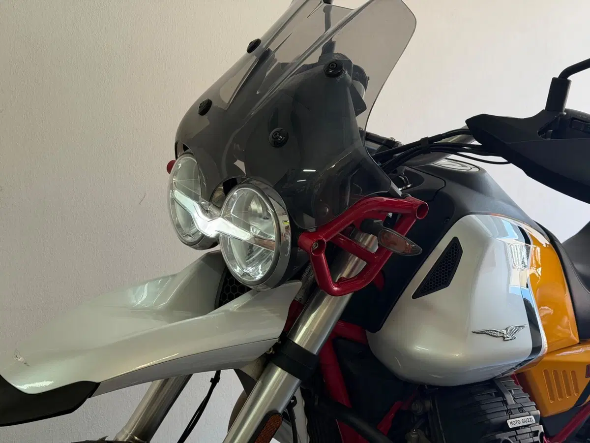 Moto Guzzi V85 TT Evocative Graphics (2021 - 23) (11)