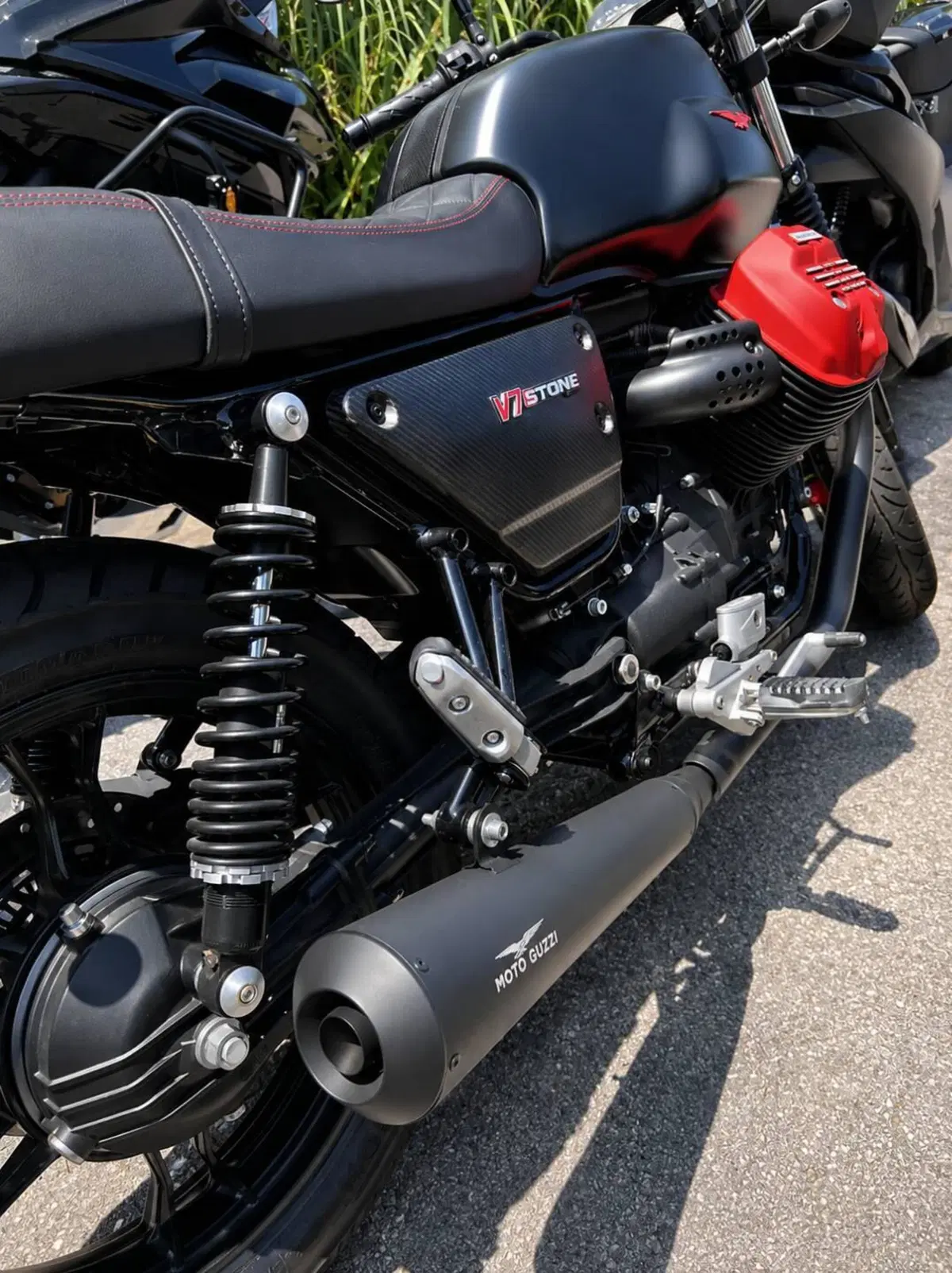 Moto Guzzi V7 III Carbon (2018 - 20) (2)