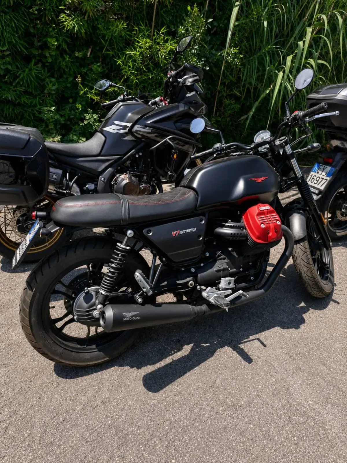 Moto Guzzi V7 III Carbon (2018 - 20) (4)