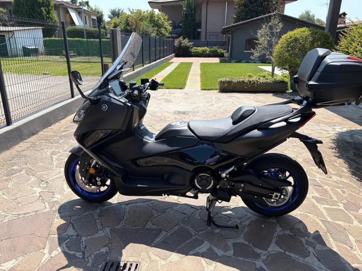 Yamaha T-Max 560 (2022 - 24) (4)