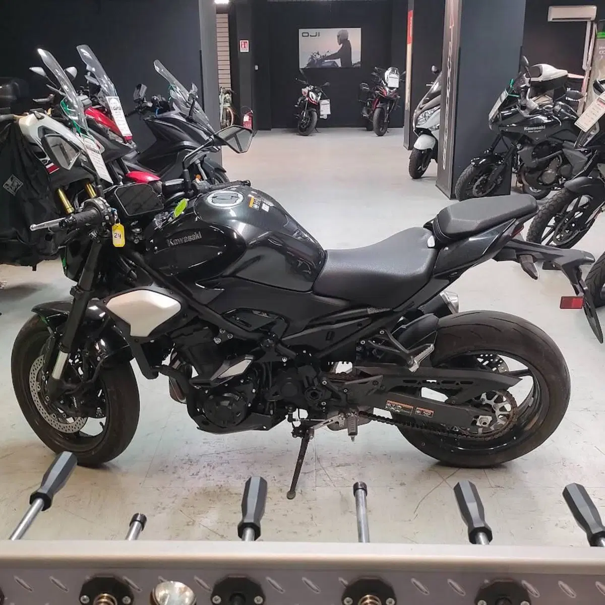 Kawasaki Z 900 (2025 - 26) (6)