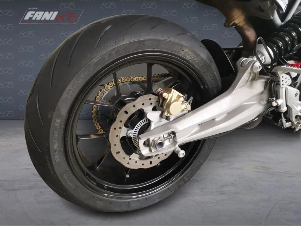 Aprilia Dorsoduro 750 ABS (2009 - 17) (6)