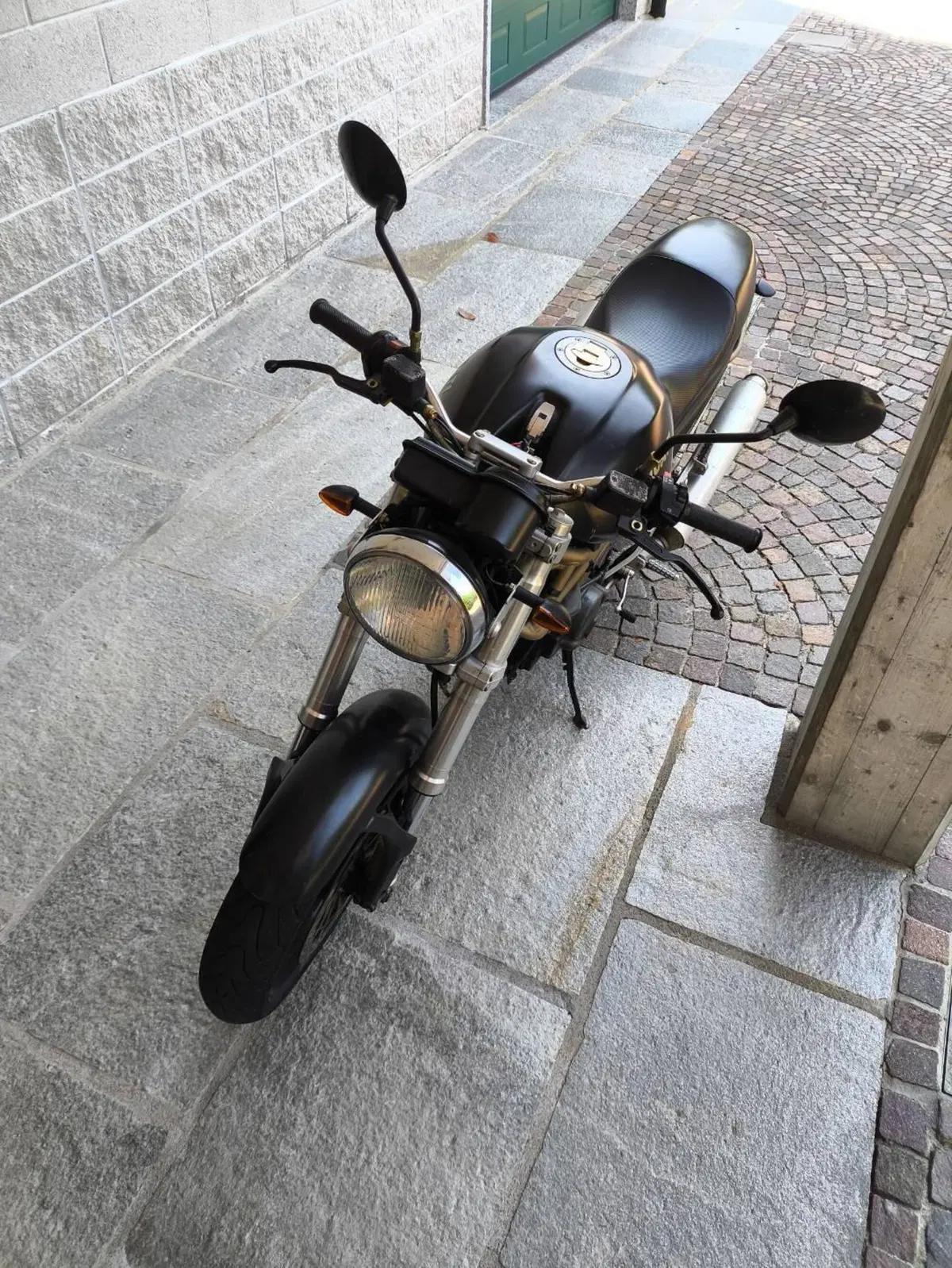 Ducati Monster 600 Dark (1998 - 01) (2)