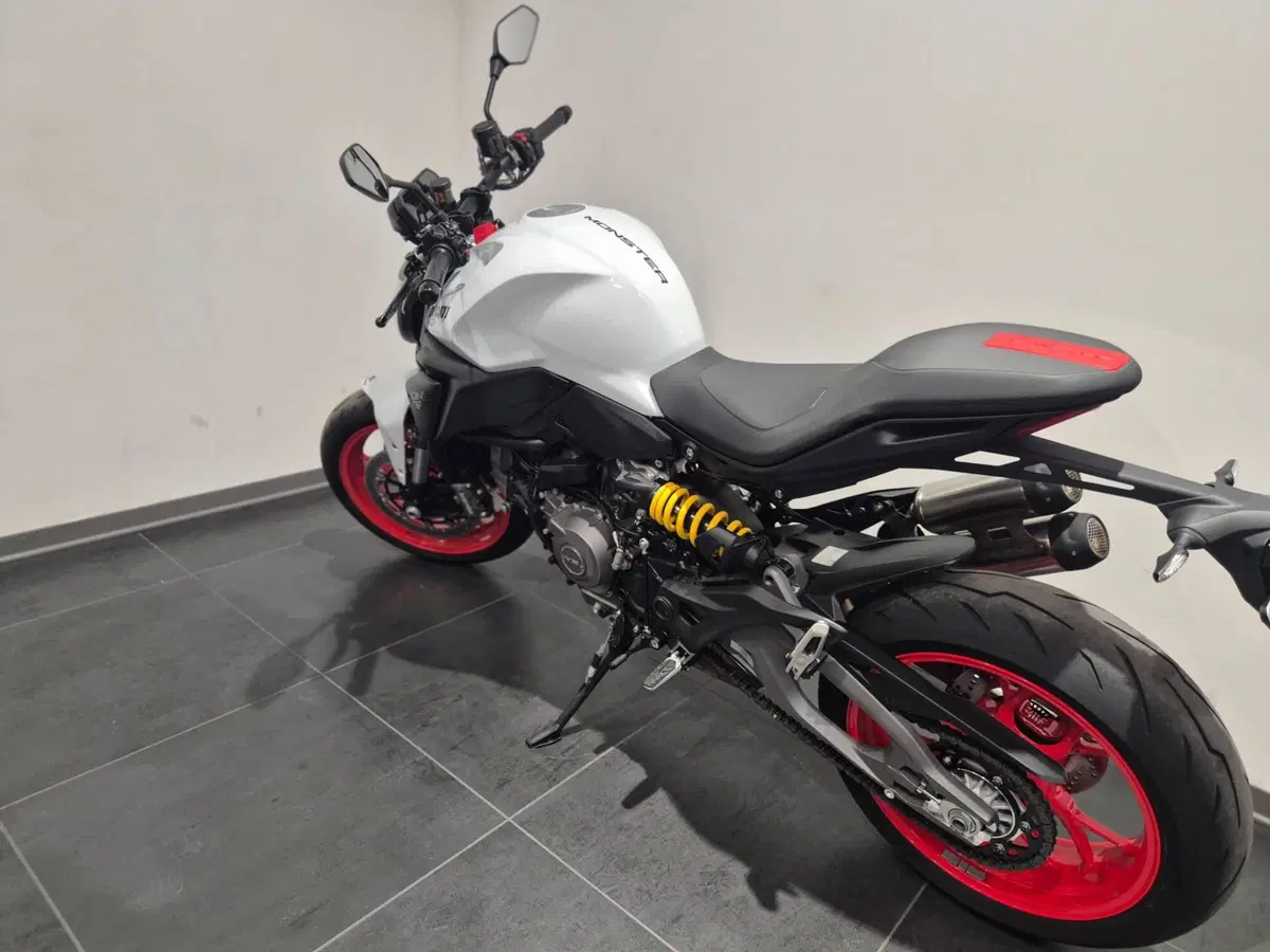 Ducati Monster 890 (2026) (8)