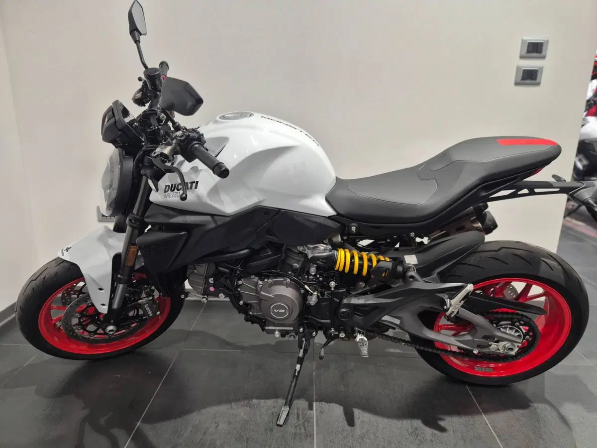 Ducati Monster 890 (2026) (5)